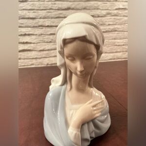 Beautiful porcelain of "Madonna Head" bust by the Spanish luxury brand Lladró